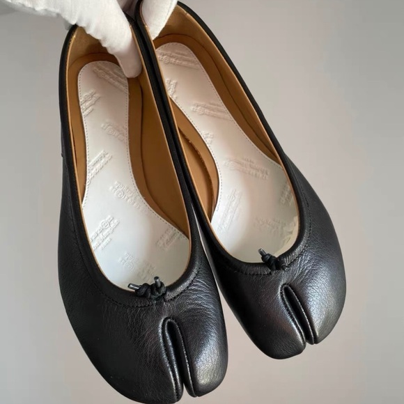 Maison Martin Margiela Shoes - Maison Martin Margiela Black Tabi Leather Clogs